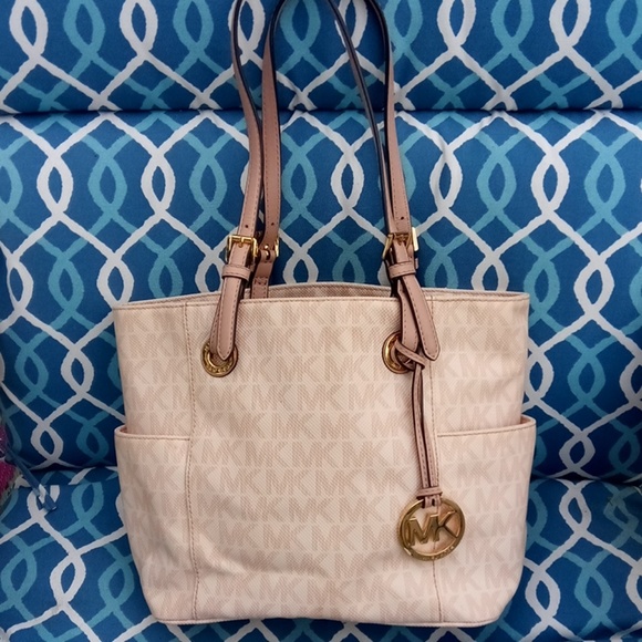 Michael Kors Handbags - 👜 Like new Pink Michael Kors tote 👜